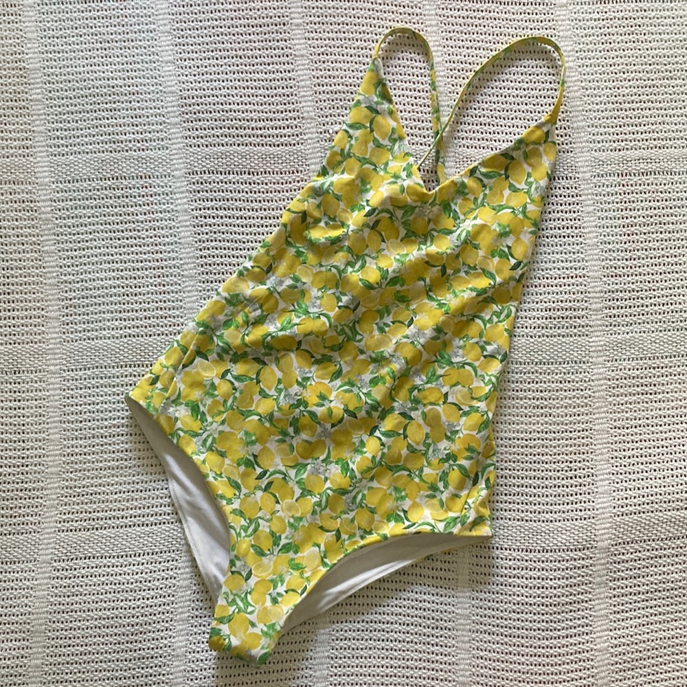 Lululemon | Bathing Suit | Lemon swimsuit | One piece lulu bather